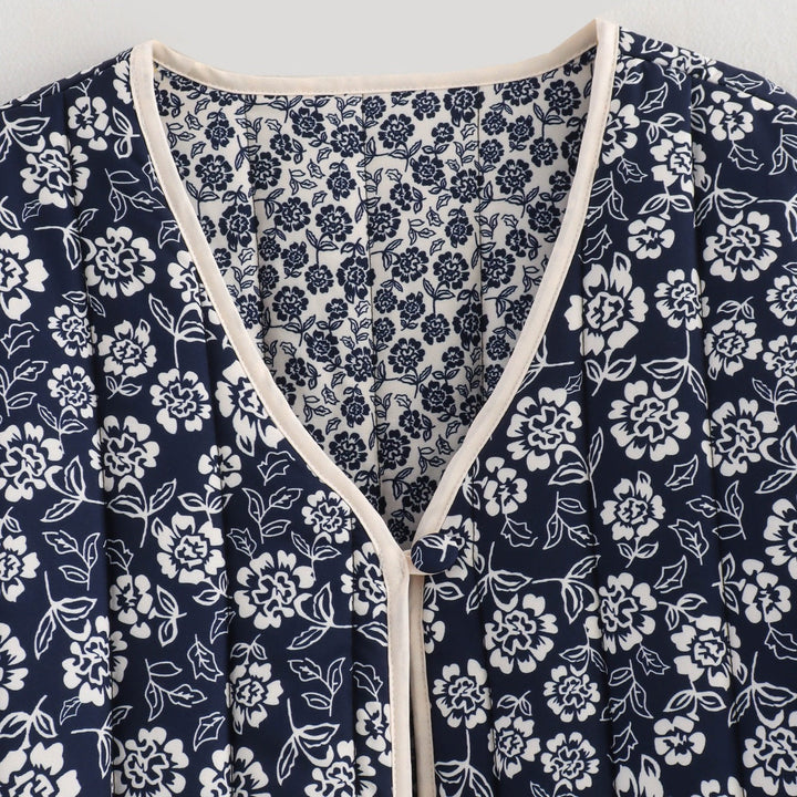 Ladies quilted jacket with floral allover, V-neck, contrast piping and patch pockets