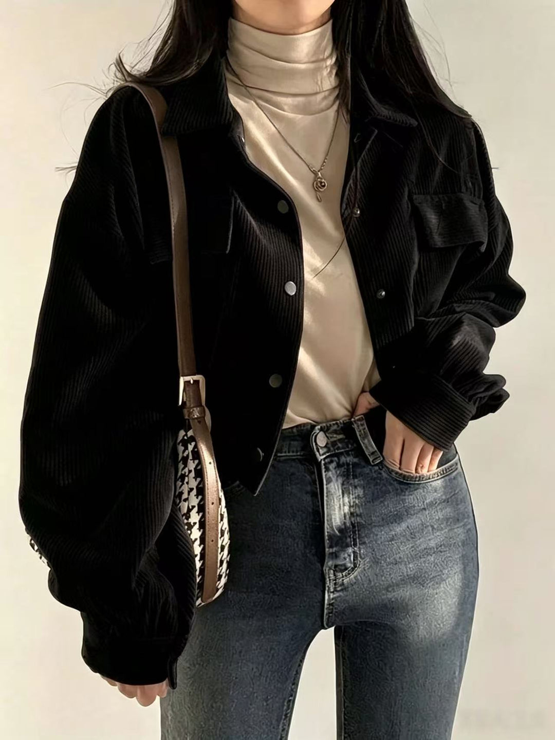 Women’s cropped overshirt jacket made of fine corduroy with snap buttons, chest flaps, and voluminous sleeves