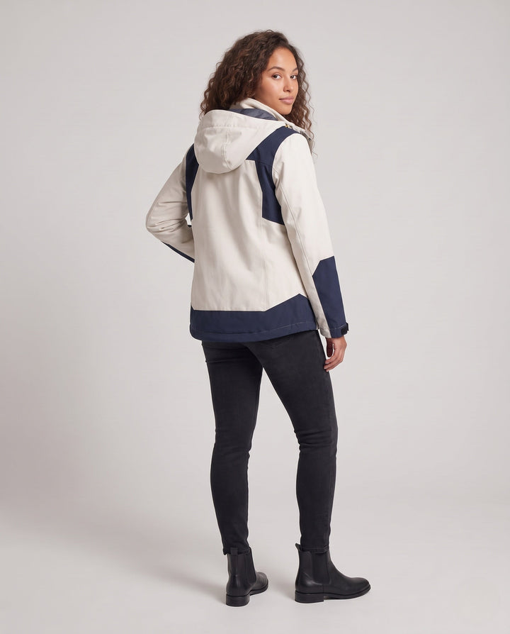 Ladies two-piece outdoor jacket with removable fleece inner jacket, wind and water-repellent softshell outer layer and hood