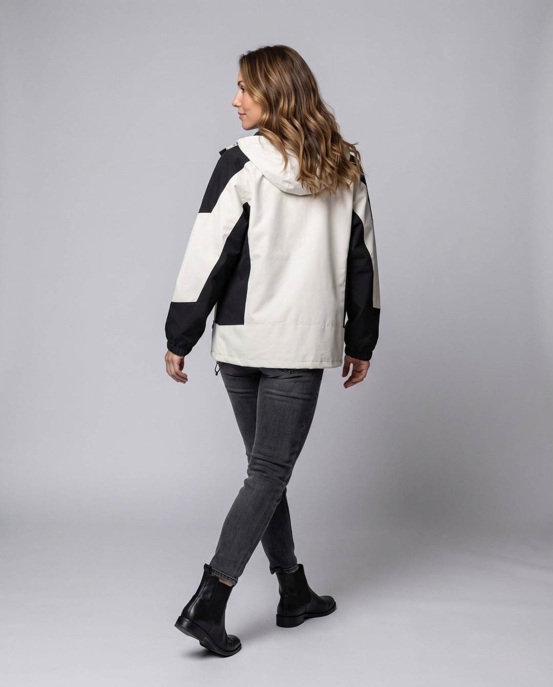 Women Lightweight Waterproof Outdoor Jacket with Hood Breathable Membrane and Concealed Zips